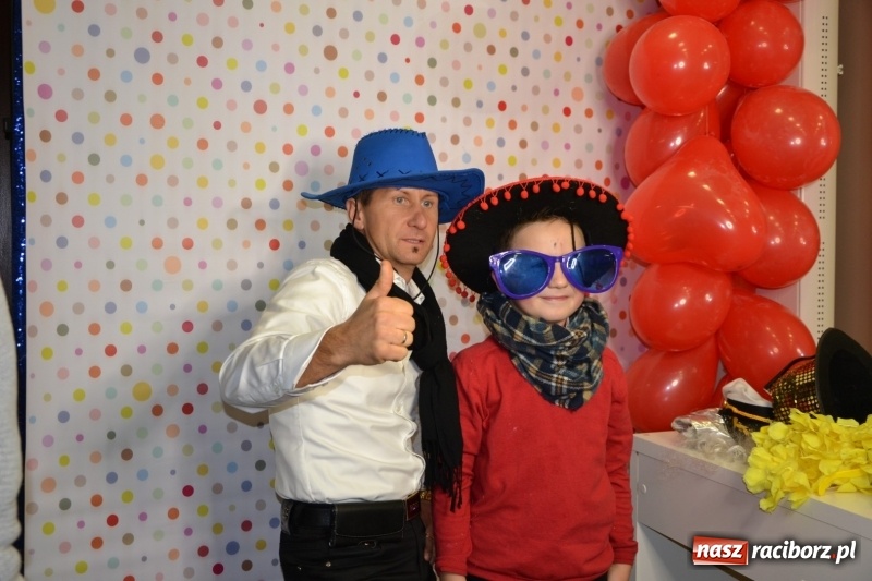 Zdjęcie w galerii na portalu naszraciborz.pl: Orkiestrowe cięcie - fryzjerki ze Studia Sztuki Fryzjerskiej Luiza zagrały dla WOŚP  wiadomości z regionu