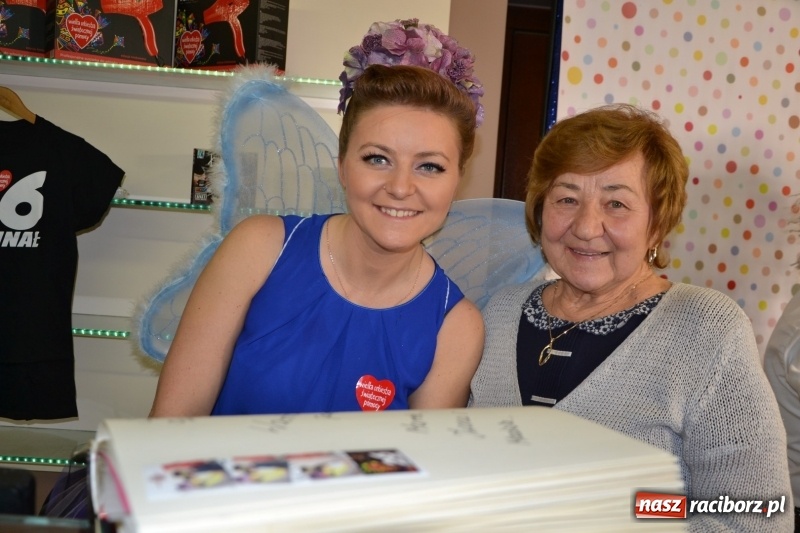 Zdjęcie w galerii na portalu naszraciborz.pl: Orkiestrowe cięcie - fryzjerki ze Studia Sztuki Fryzjerskiej Luiza zagrały dla WOŚP  wiadomości z regionu