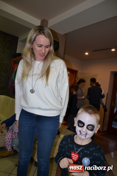 Zdjęcie w galerii na portalu naszraciborz.pl: Orkiestrowe cięcie - fryzjerki ze Studia Sztuki Fryzjerskiej Luiza zagrały dla WOŚP  wiadomości z regionu