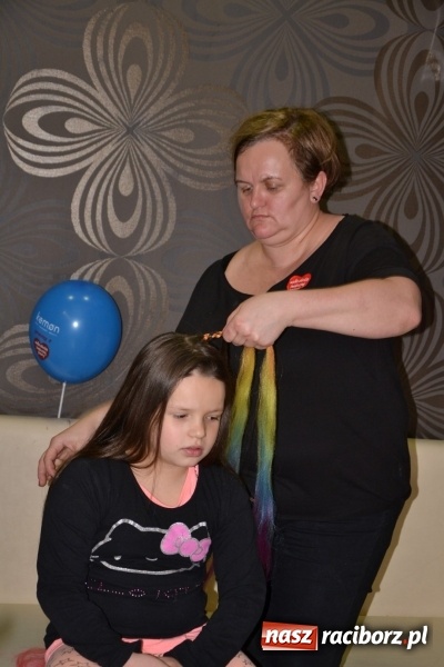 Zdjęcie w galerii na portalu naszraciborz.pl: Orkiestrowe cięcie - fryzjerki ze Studia Sztuki Fryzjerskiej Luiza zagrały dla WOŚP  wiadomości z regionu