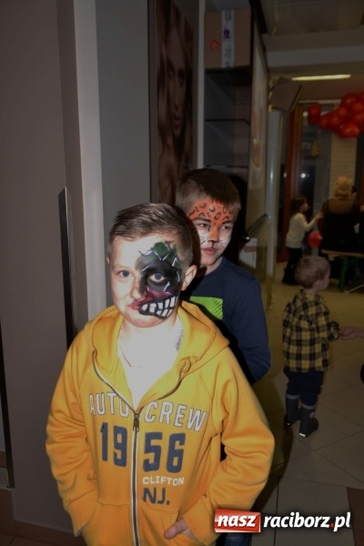 Zdjęcie w galerii na portalu naszraciborz.pl: Orkiestrowe cięcie - fryzjerki ze Studia Sztuki Fryzjerskiej Luiza zagrały dla WOŚP  wiadomości z regionu