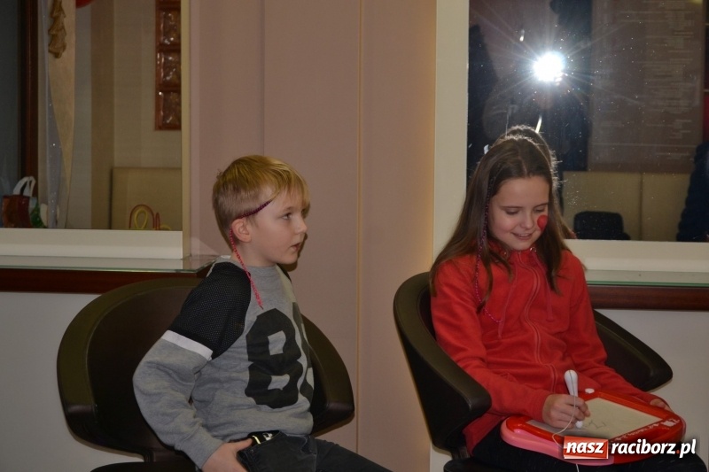 Zdjęcie w galerii na portalu naszraciborz.pl: Orkiestrowe cięcie - fryzjerki ze Studia Sztuki Fryzjerskiej Luiza zagrały dla WOŚP  wiadomości z regionu