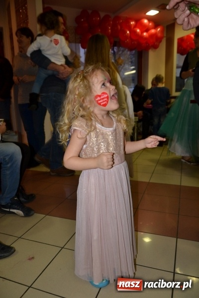 Zdjęcie w galerii na portalu naszraciborz.pl: Orkiestrowe cięcie - fryzjerki ze Studia Sztuki Fryzjerskiej Luiza zagrały dla WOŚP  wiadomości z regionu