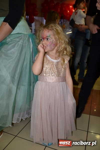 Zdjęcie w galerii na portalu naszraciborz.pl: Orkiestrowe cięcie - fryzjerki ze Studia Sztuki Fryzjerskiej Luiza zagrały dla WOŚP  wiadomości z regionu