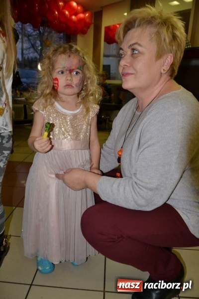 Zdjęcie w galerii na portalu naszraciborz.pl: Orkiestrowe cięcie - fryzjerki ze Studia Sztuki Fryzjerskiej Luiza zagrały dla WOŚP  wiadomości z regionu