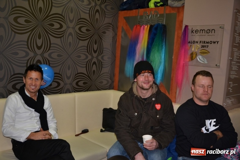 Zdjęcie w galerii na portalu naszraciborz.pl: Orkiestrowe cięcie - fryzjerki ze Studia Sztuki Fryzjerskiej Luiza zagrały dla WOŚP  wiadomości z regionu