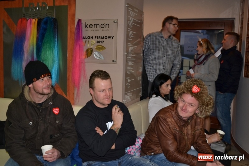 Zdjęcie w galerii na portalu naszraciborz.pl: Orkiestrowe cięcie - fryzjerki ze Studia Sztuki Fryzjerskiej Luiza zagrały dla WOŚP  wiadomości z regionu