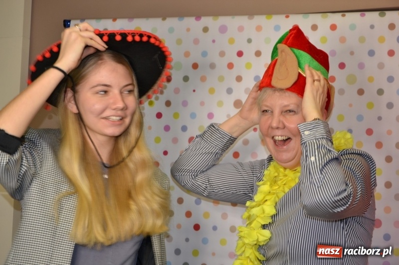Zdjęcie w galerii na portalu naszraciborz.pl: Orkiestrowe cięcie - fryzjerki ze Studia Sztuki Fryzjerskiej Luiza zagrały dla WOŚP  wiadomości z regionu