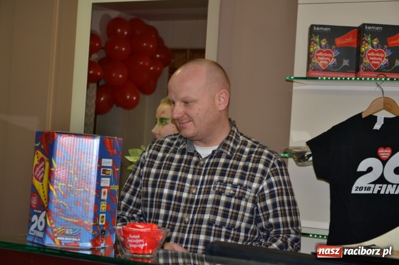 Zdjęcie w galerii na portalu naszraciborz.pl: Orkiestrowe cięcie - fryzjerki ze Studia Sztuki Fryzjerskiej Luiza zagrały dla WOŚP  wiadomości z regionu