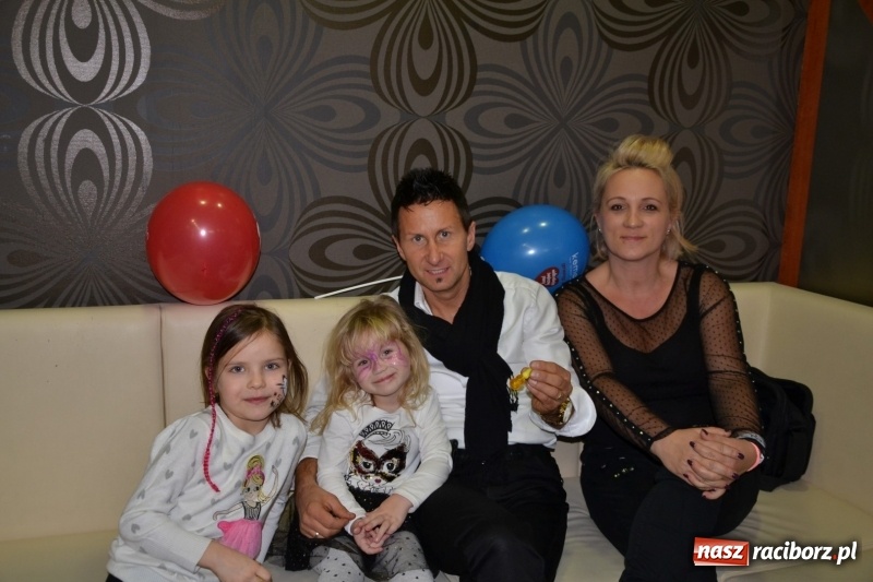 Zdjęcie w galerii na portalu naszraciborz.pl: Orkiestrowe cięcie - fryzjerki ze Studia Sztuki Fryzjerskiej Luiza zagrały dla WOŚP  wiadomości z regionu