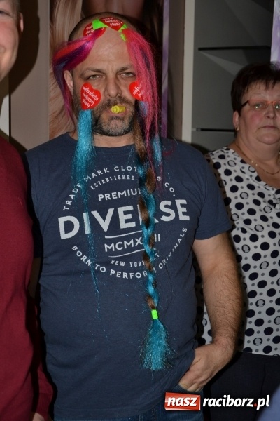 Zdjęcie w galerii na portalu naszraciborz.pl: Orkiestrowe cięcie - fryzjerki ze Studia Sztuki Fryzjerskiej Luiza zagrały dla WOŚP  wiadomości z regionu