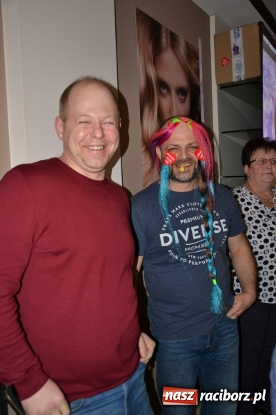 Zdjęcie w galerii na portalu naszraciborz.pl: Orkiestrowe cięcie - fryzjerki ze Studia Sztuki Fryzjerskiej Luiza zagrały dla WOŚP  wiadomości z regionu