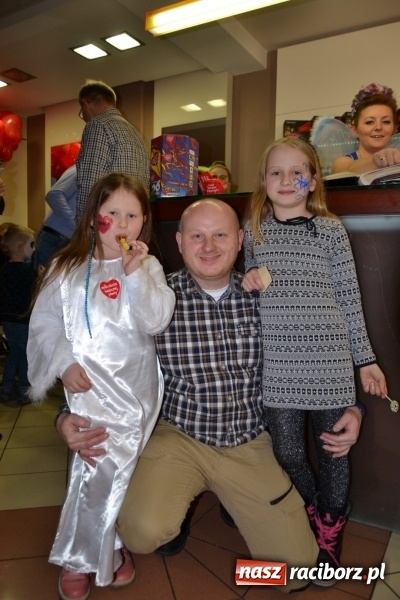 Zdjęcie w galerii na portalu naszraciborz.pl: Orkiestrowe cięcie - fryzjerki ze Studia Sztuki Fryzjerskiej Luiza zagrały dla WOŚP  wiadomości z regionu