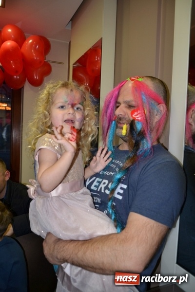 Zdjęcie w galerii na portalu naszraciborz.pl: Orkiestrowe cięcie - fryzjerki ze Studia Sztuki Fryzjerskiej Luiza zagrały dla WOŚP  wiadomości z regionu