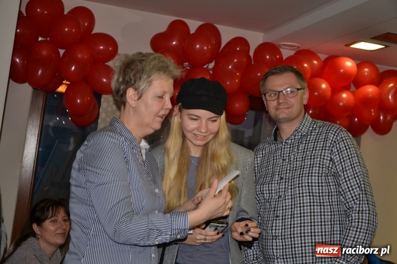 Zdjęcie w galerii na portalu naszraciborz.pl: Orkiestrowe cięcie - fryzjerki ze Studia Sztuki Fryzjerskiej Luiza zagrały dla WOŚP  wiadomości z regionu