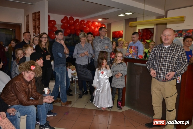 Zdjęcie w galerii na portalu naszraciborz.pl: Orkiestrowe cięcie - fryzjerki ze Studia Sztuki Fryzjerskiej Luiza zagrały dla WOŚP  wiadomości z regionu