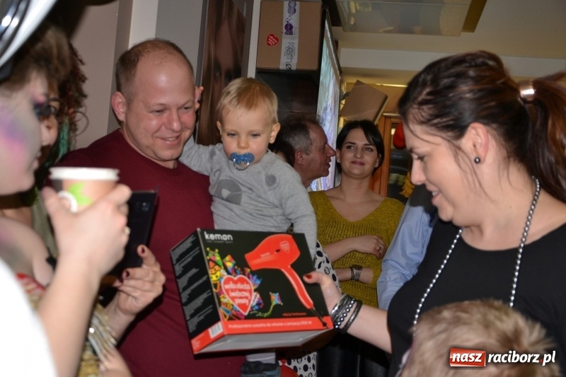 Zdjęcie w galerii na portalu naszraciborz.pl: Orkiestrowe cięcie - fryzjerki ze Studia Sztuki Fryzjerskiej Luiza zagrały dla WOŚP  wiadomości z regionu