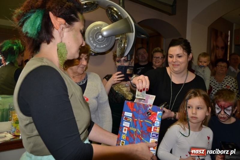 Zdjęcie w galerii na portalu naszraciborz.pl: Orkiestrowe cięcie - fryzjerki ze Studia Sztuki Fryzjerskiej Luiza zagrały dla WOŚP  wiadomości z regionu