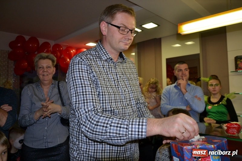 Zdjęcie w galerii na portalu naszraciborz.pl: Orkiestrowe cięcie - fryzjerki ze Studia Sztuki Fryzjerskiej Luiza zagrały dla WOŚP  wiadomości z regionu