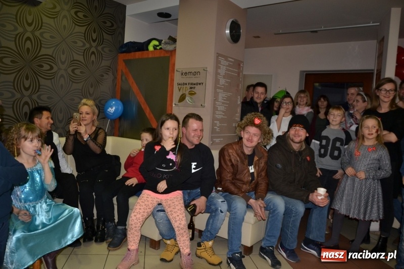 Zdjęcie w galerii na portalu naszraciborz.pl: Orkiestrowe cięcie - fryzjerki ze Studia Sztuki Fryzjerskiej Luiza zagrały dla WOŚP  wiadomości z regionu