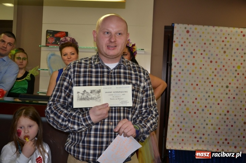 Zdjęcie w galerii na portalu naszraciborz.pl: Orkiestrowe cięcie - fryzjerki ze Studia Sztuki Fryzjerskiej Luiza zagrały dla WOŚP  wiadomości z regionu