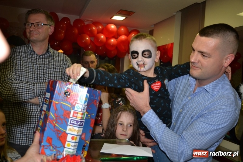 Zdjęcie w galerii na portalu naszraciborz.pl: Orkiestrowe cięcie - fryzjerki ze Studia Sztuki Fryzjerskiej Luiza zagrały dla WOŚP  wiadomości z regionu