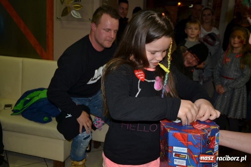 Zdjęcie w galerii na portalu naszraciborz.pl: Orkiestrowe cięcie - fryzjerki ze Studia Sztuki Fryzjerskiej Luiza zagrały dla WOŚP  wiadomości z regionu