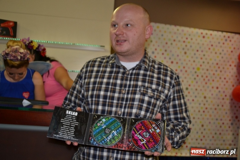 Zdjęcie w galerii na portalu naszraciborz.pl: Orkiestrowe cięcie - fryzjerki ze Studia Sztuki Fryzjerskiej Luiza zagrały dla WOŚP  wiadomości z regionu