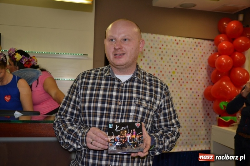 Zdjęcie w galerii na portalu naszraciborz.pl: Orkiestrowe cięcie - fryzjerki ze Studia Sztuki Fryzjerskiej Luiza zagrały dla WOŚP  wiadomości z regionu