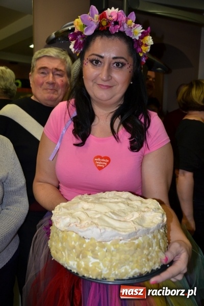 Zdjęcie w galerii na portalu naszraciborz.pl: Orkiestrowe cięcie - fryzjerki ze Studia Sztuki Fryzjerskiej Luiza zagrały dla WOŚP  wiadomości z regionu