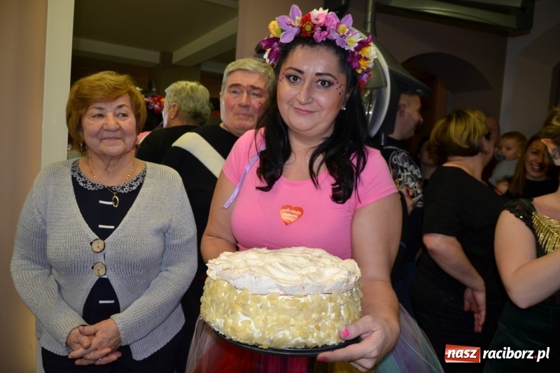 Zdjęcie w galerii na portalu naszraciborz.pl: Orkiestrowe cięcie - fryzjerki ze Studia Sztuki Fryzjerskiej Luiza zagrały dla WOŚP  wiadomości z regionu