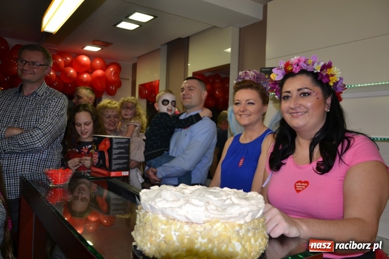 Zdjęcie w galerii na portalu naszraciborz.pl: Orkiestrowe cięcie - fryzjerki ze Studia Sztuki Fryzjerskiej Luiza zagrały dla WOŚP  wiadomości z regionu