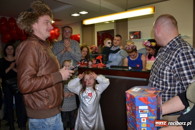 Zdjęcie w galerii na portalu naszraciborz.pl: Orkiestrowe cięcie - fryzjerki ze Studia Sztuki Fryzjerskiej Luiza zagrały dla WOŚP  wiadomości z regionu