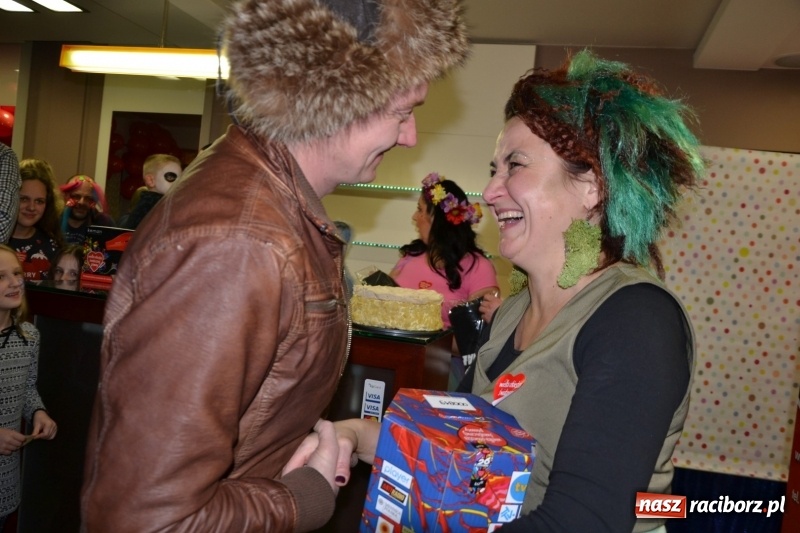 Zdjęcie w galerii na portalu naszraciborz.pl: Orkiestrowe cięcie - fryzjerki ze Studia Sztuki Fryzjerskiej Luiza zagrały dla WOŚP  wiadomości z regionu