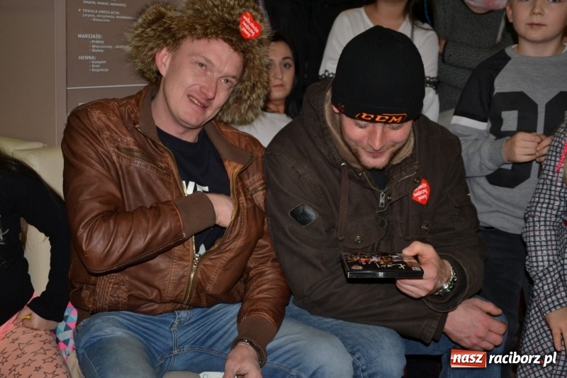 Zdjęcie w galerii na portalu naszraciborz.pl: Orkiestrowe cięcie - fryzjerki ze Studia Sztuki Fryzjerskiej Luiza zagrały dla WOŚP  wiadomości z regionu