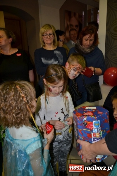 Zdjęcie w galerii na portalu naszraciborz.pl: Orkiestrowe cięcie - fryzjerki ze Studia Sztuki Fryzjerskiej Luiza zagrały dla WOŚP  wiadomości z regionu