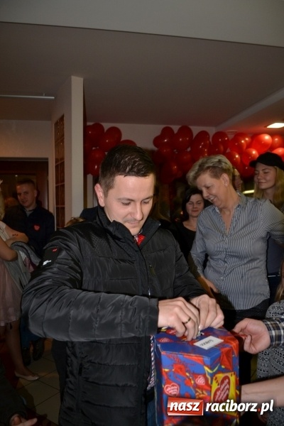 Zdjęcie w galerii na portalu naszraciborz.pl: Orkiestrowe cięcie - fryzjerki ze Studia Sztuki Fryzjerskiej Luiza zagrały dla WOŚP  wiadomości z regionu