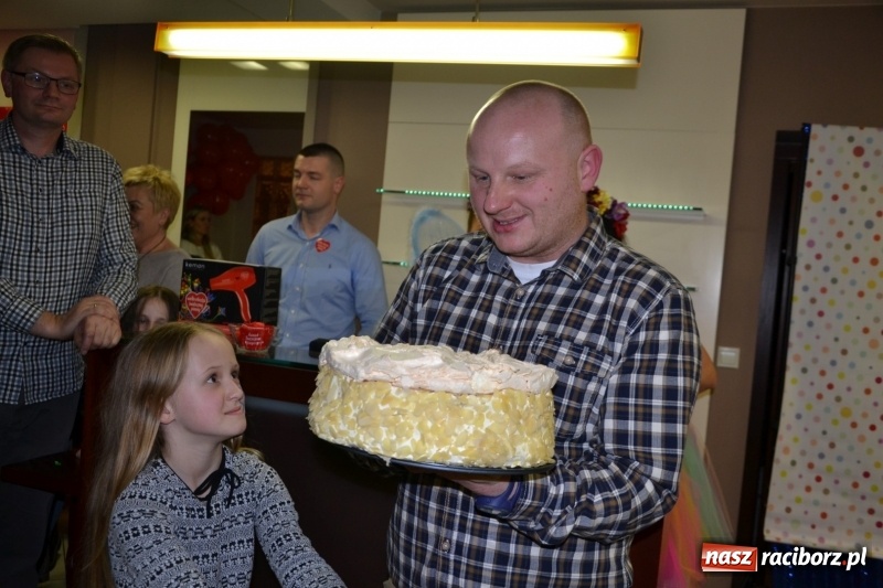 Zdjęcie w galerii na portalu naszraciborz.pl: Orkiestrowe cięcie - fryzjerki ze Studia Sztuki Fryzjerskiej Luiza zagrały dla WOŚP  wiadomości z regionu