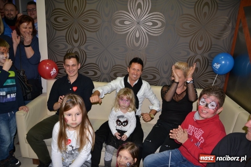 Zdjęcie w galerii na portalu naszraciborz.pl: Orkiestrowe cięcie - fryzjerki ze Studia Sztuki Fryzjerskiej Luiza zagrały dla WOŚP  wiadomości z regionu