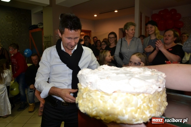 Zdjęcie w galerii na portalu naszraciborz.pl: Orkiestrowe cięcie - fryzjerki ze Studia Sztuki Fryzjerskiej Luiza zagrały dla WOŚP  wiadomości z regionu