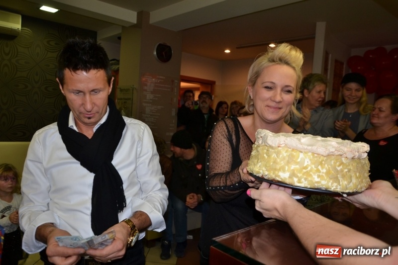 Zdjęcie w galerii na portalu naszraciborz.pl: Orkiestrowe cięcie - fryzjerki ze Studia Sztuki Fryzjerskiej Luiza zagrały dla WOŚP  wiadomości z regionu