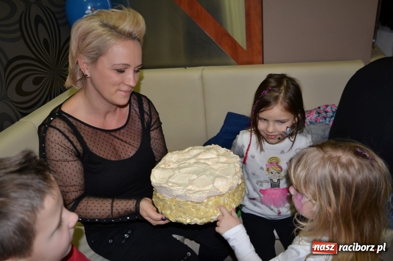 Zdjęcie w galerii na portalu naszraciborz.pl: Orkiestrowe cięcie - fryzjerki ze Studia Sztuki Fryzjerskiej Luiza zagrały dla WOŚP  wiadomości z regionu