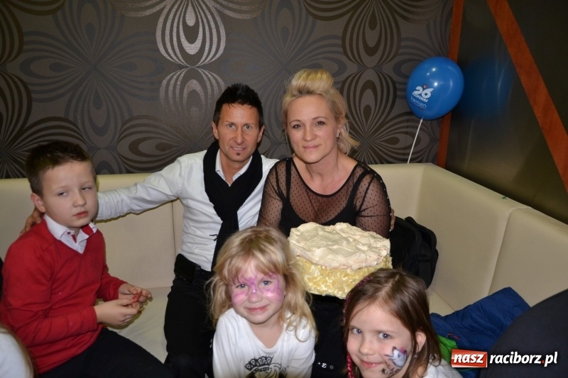 Zdjęcie w galerii na portalu naszraciborz.pl: Orkiestrowe cięcie - fryzjerki ze Studia Sztuki Fryzjerskiej Luiza zagrały dla WOŚP  wiadomości z regionu