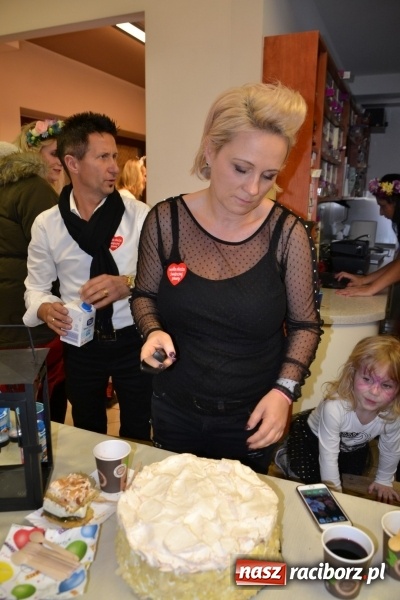 Zdjęcie w galerii na portalu naszraciborz.pl: Orkiestrowe cięcie - fryzjerki ze Studia Sztuki Fryzjerskiej Luiza zagrały dla WOŚP  wiadomości z regionu