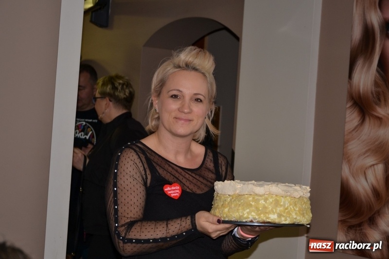 Zdjęcie w galerii na portalu naszraciborz.pl: Orkiestrowe cięcie - fryzjerki ze Studia Sztuki Fryzjerskiej Luiza zagrały dla WOŚP  wiadomości z regionu