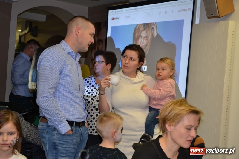 Zdjęcie w galerii na portalu naszraciborz.pl: Orkiestrowe cięcie - fryzjerki ze Studia Sztuki Fryzjerskiej Luiza zagrały dla WOŚP  wiadomości z regionu