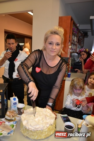 Zdjęcie w galerii na portalu naszraciborz.pl: Orkiestrowe cięcie - fryzjerki ze Studia Sztuki Fryzjerskiej Luiza zagrały dla WOŚP  wiadomości z regionu