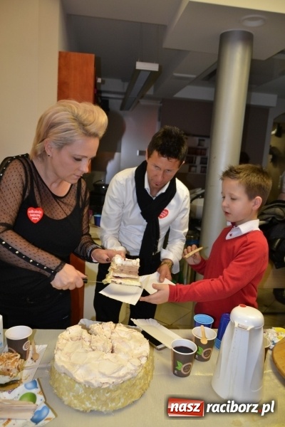 Zdjęcie w galerii na portalu naszraciborz.pl: Orkiestrowe cięcie - fryzjerki ze Studia Sztuki Fryzjerskiej Luiza zagrały dla WOŚP  wiadomości z regionu