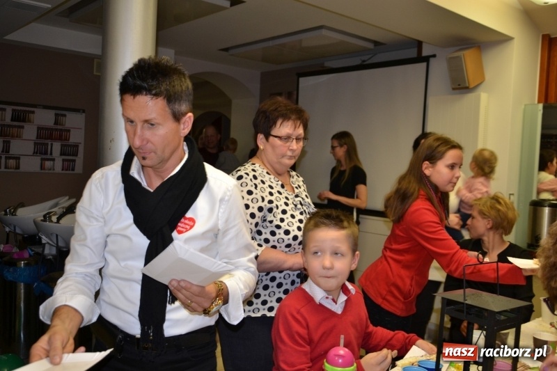 Zdjęcie w galerii na portalu naszraciborz.pl: Orkiestrowe cięcie - fryzjerki ze Studia Sztuki Fryzjerskiej Luiza zagrały dla WOŚP  wiadomości z regionu