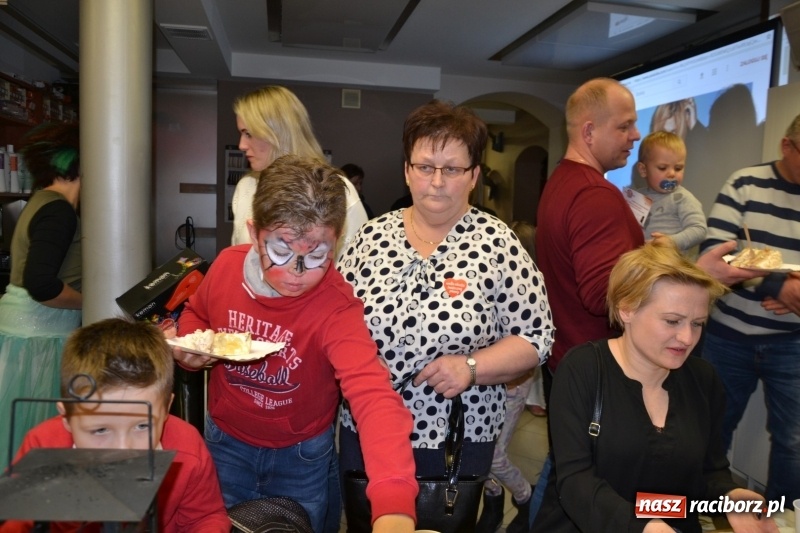 Zdjęcie w galerii na portalu naszraciborz.pl: Orkiestrowe cięcie - fryzjerki ze Studia Sztuki Fryzjerskiej Luiza zagrały dla WOŚP  wiadomości z regionu